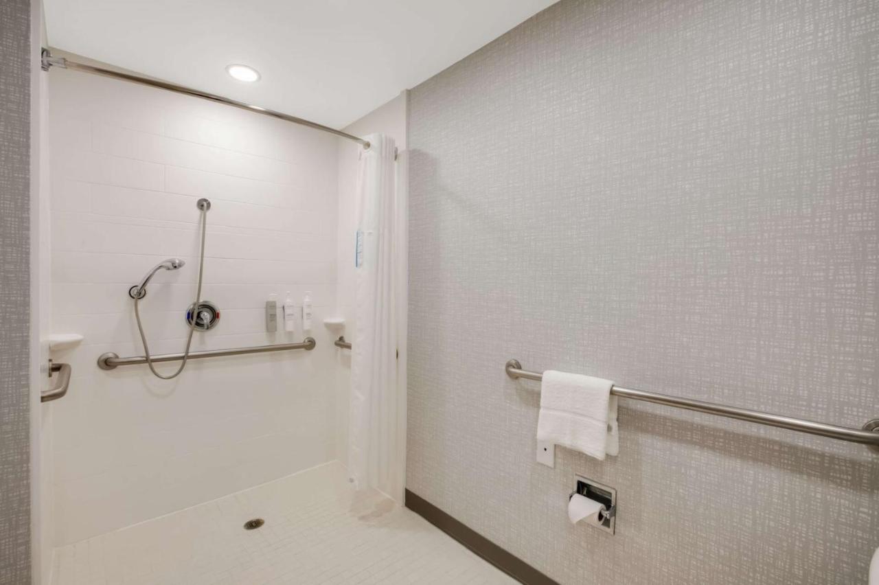 Queen Room with Mobility Access - Roll-In Shower - Non-Smoking