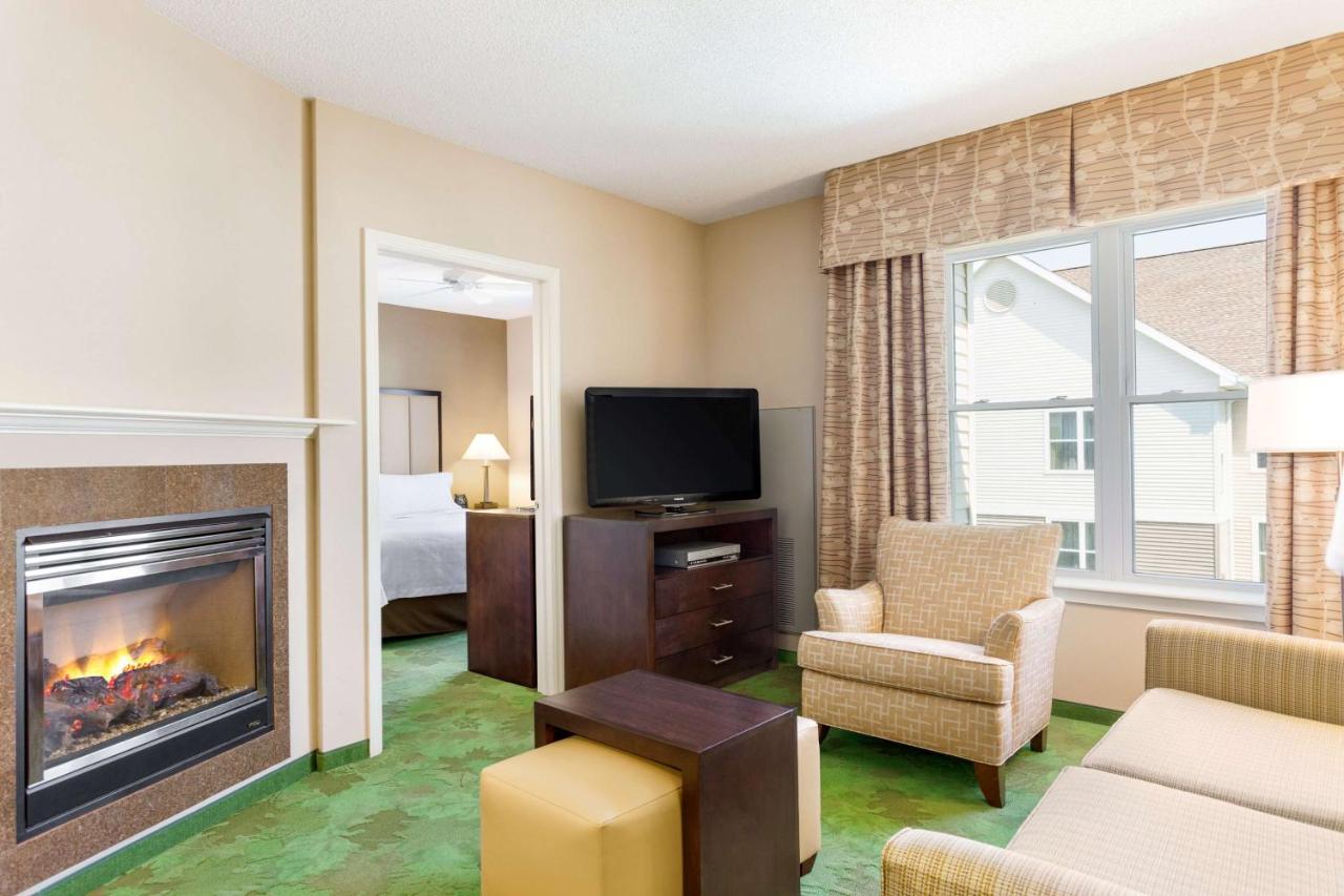 One-Bedroom King Suite with Fireplace - Non-Smoking 