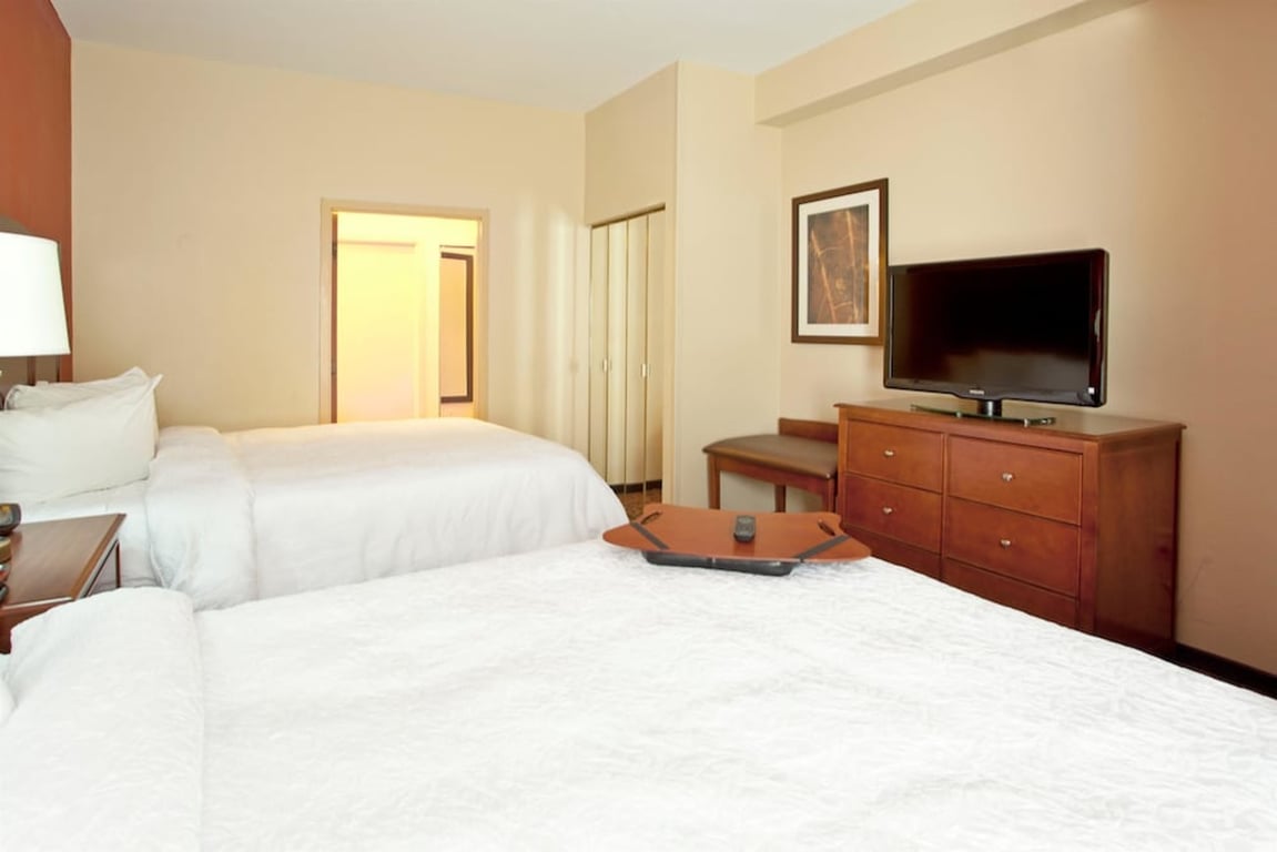 2 Queen Beds 1 Bedroom Suite + 1 King Bed Study