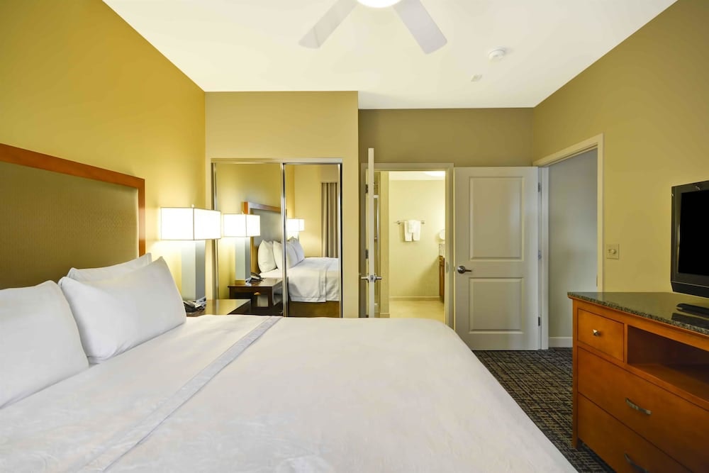 1 King Bed 1 Bedroom 714 Sq. Ft. Suite