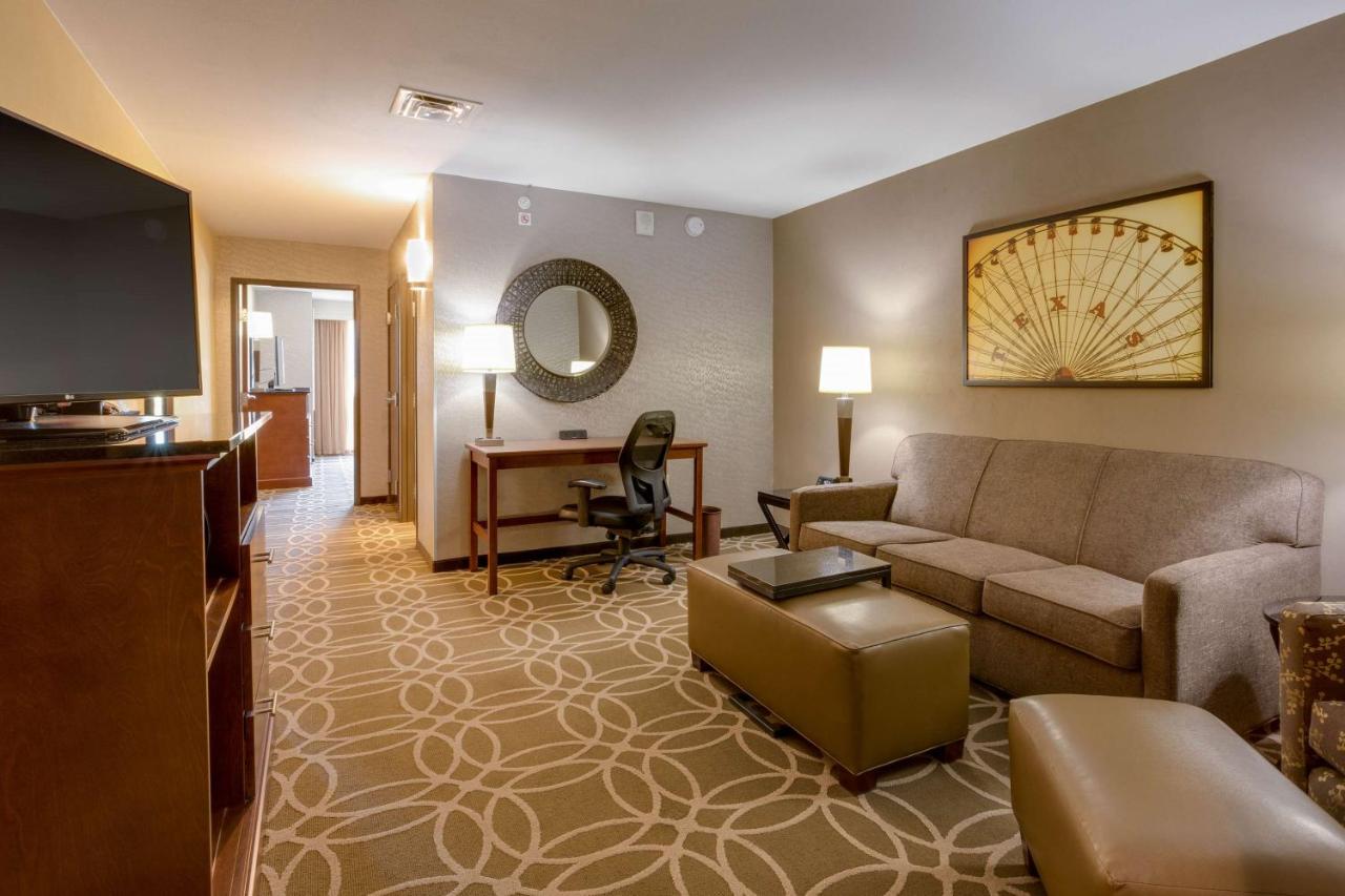 Queen Suite with Sofa Bed - Hearing Accessible