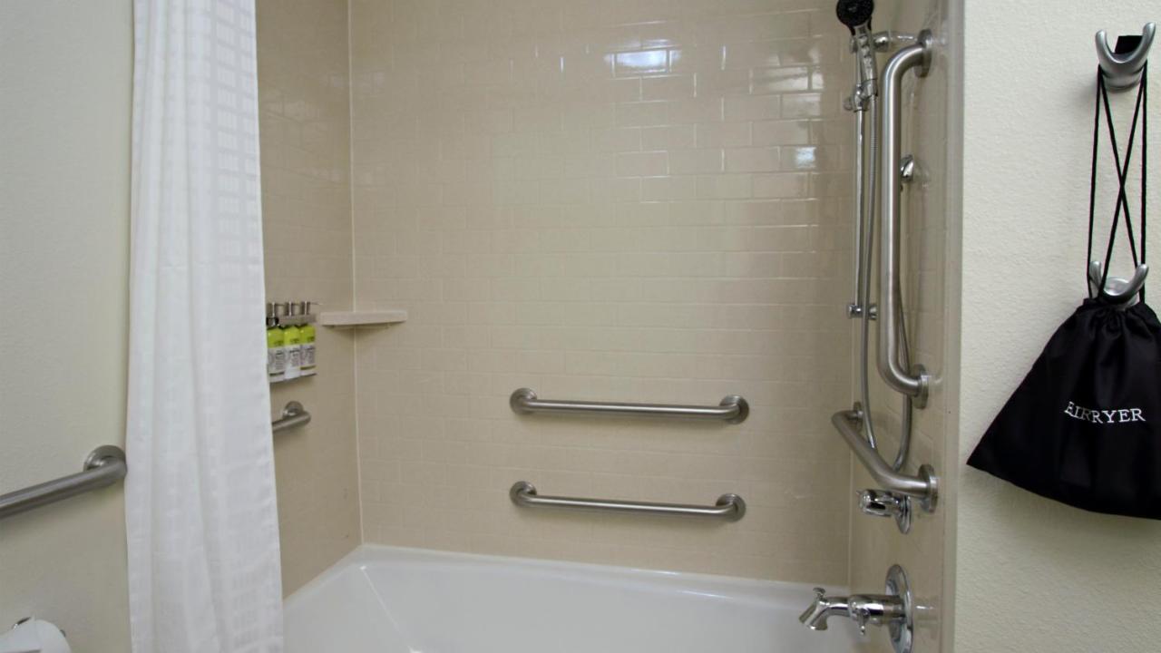 Studio Queen Suite with Hearing Accessible Tub - Non-Smoking