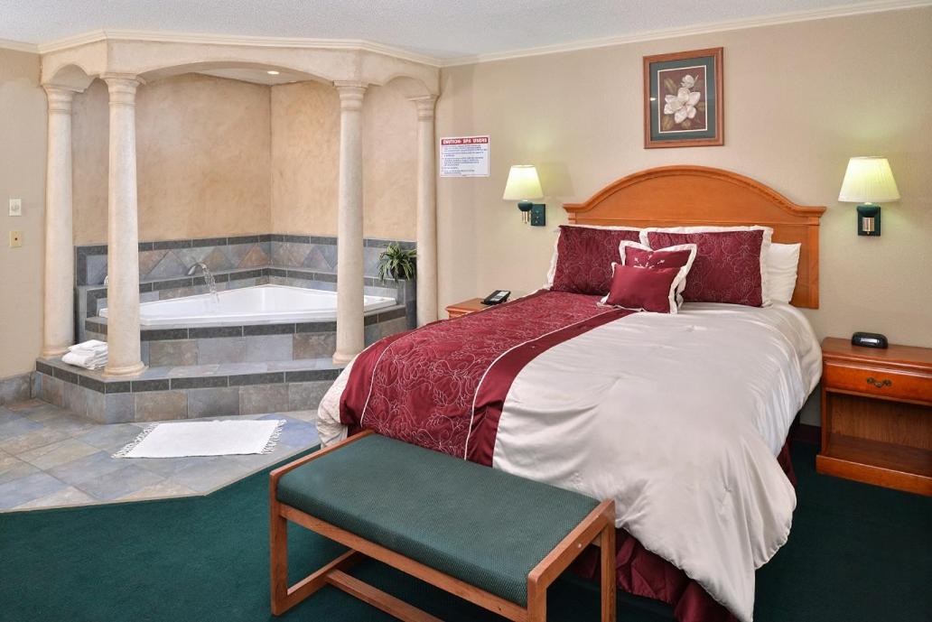 One Queen Bed Jacuzzi Suite Non-Smoking