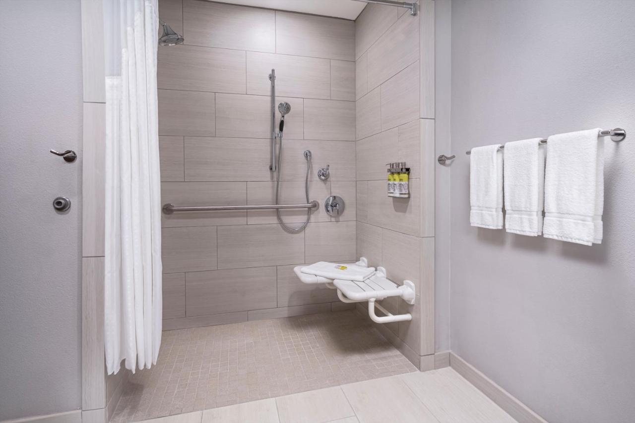 King Room - Hearing Accessible - Roll-in Shower