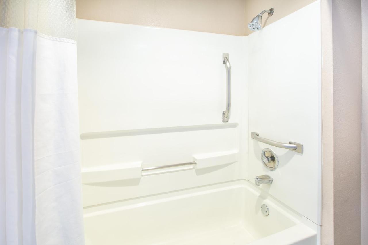 King Room with Bath Tub - Mobility Accessible/Non-Smoking