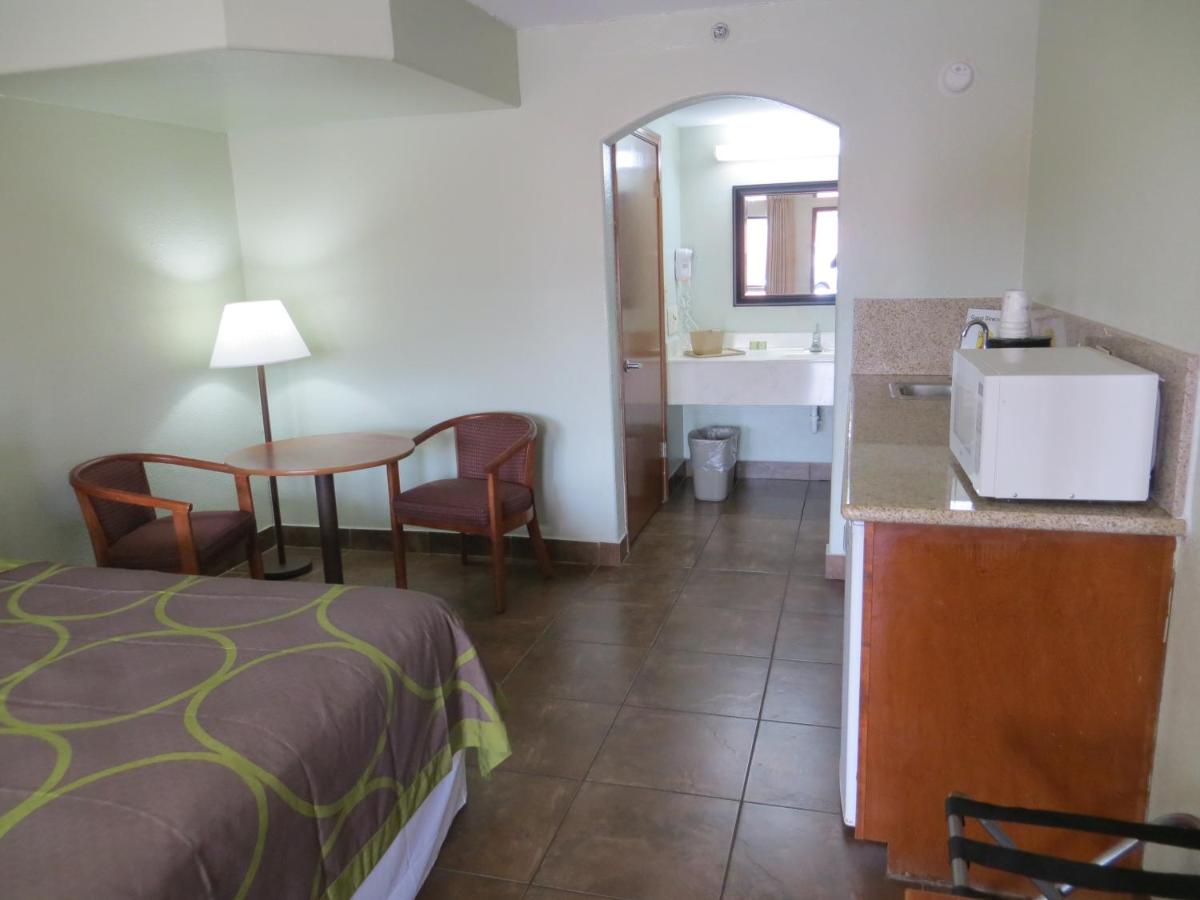 2 Queen Beds, 1 King Deluxe 2 bedroom Suite, Non-Smoking