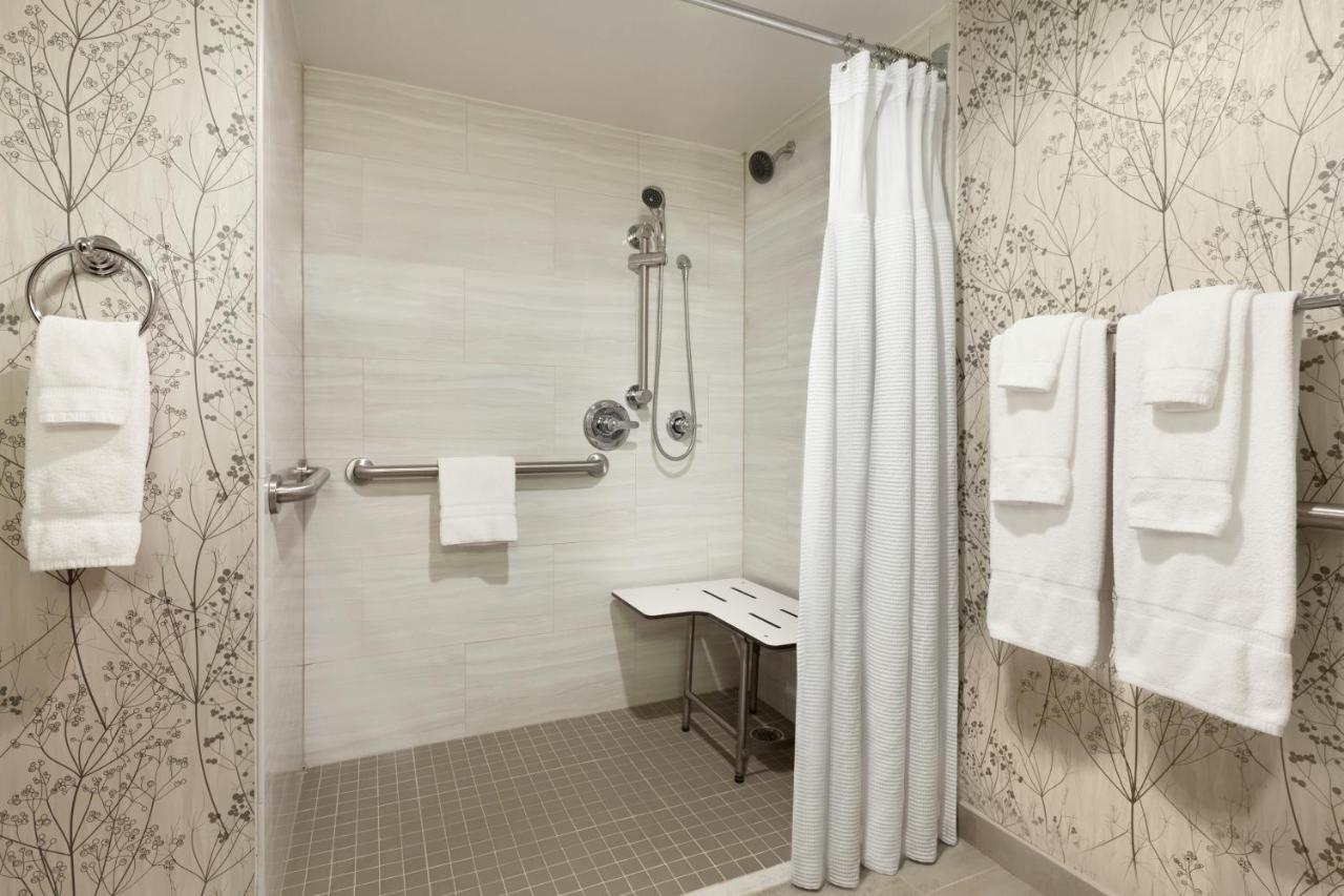 King Room with Hearing Accessible Roll-In Shower - Non-Smoking