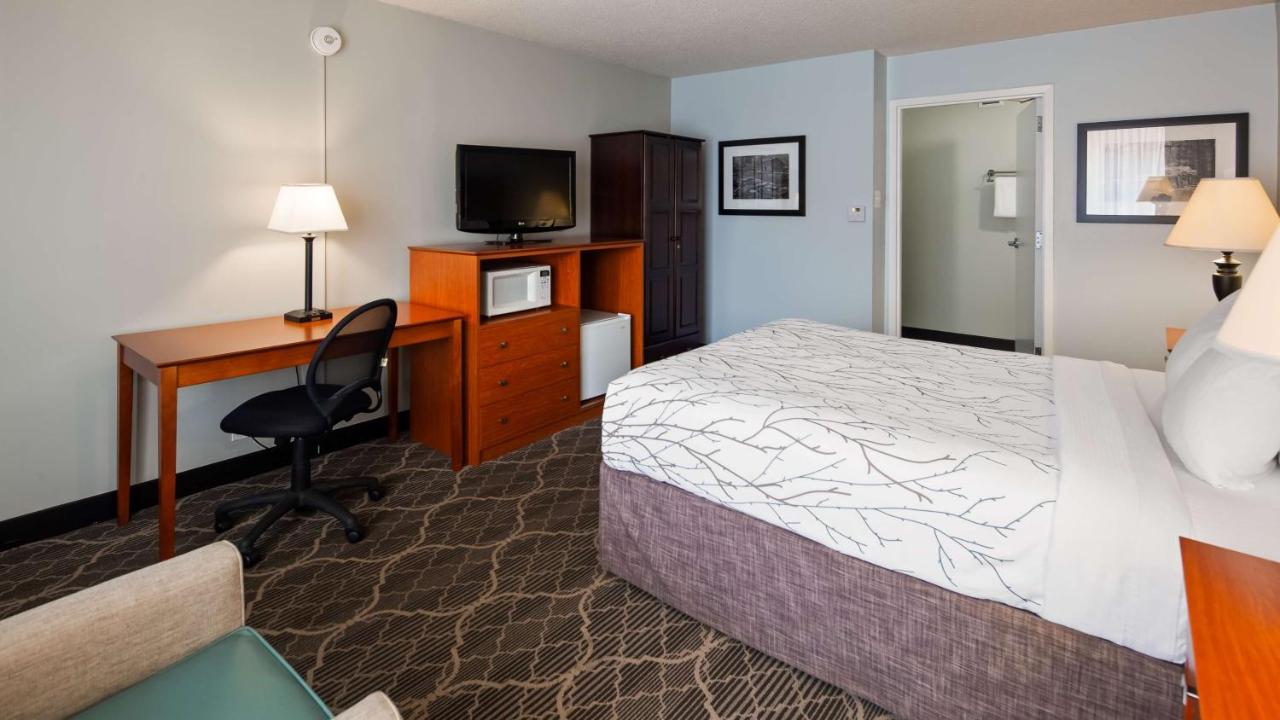 Queen Room with Walk-In Shower - Pet Friendly Mobility Accessible/Non-Smoking