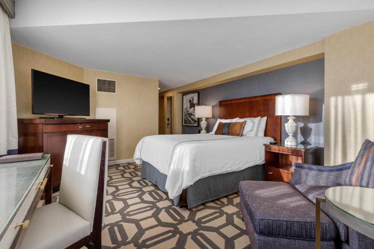 Club Level Accommodations - 1 Queen bed