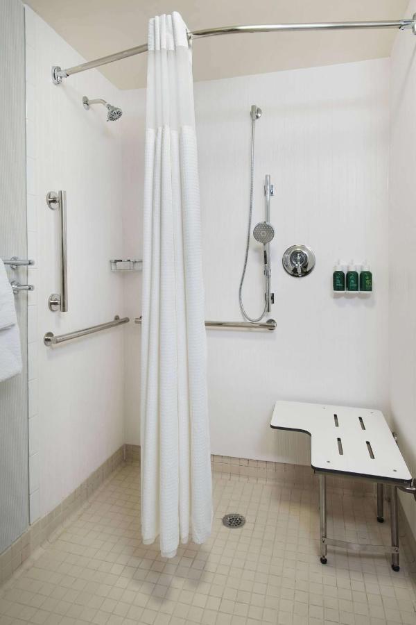 Guestroom Two Queens with Roll-In Shower - Mobility/Hearing Accessible 