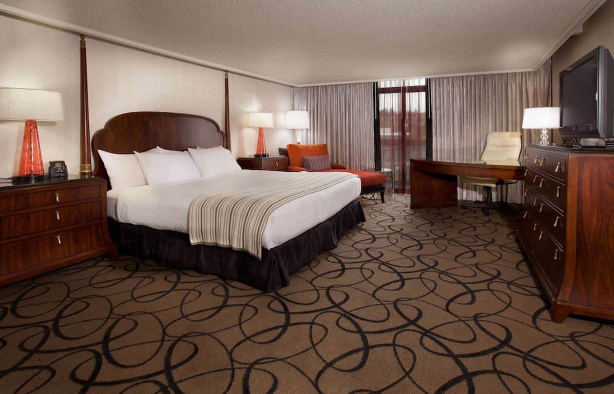 1 King Bed Presidential Suite + 2 Queen Beds Room