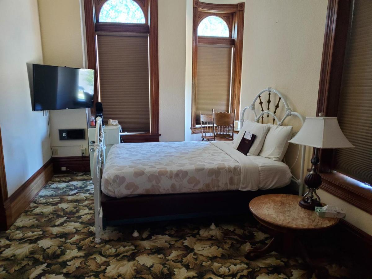 Queen Room with Private External Bathroom with Hot Tub