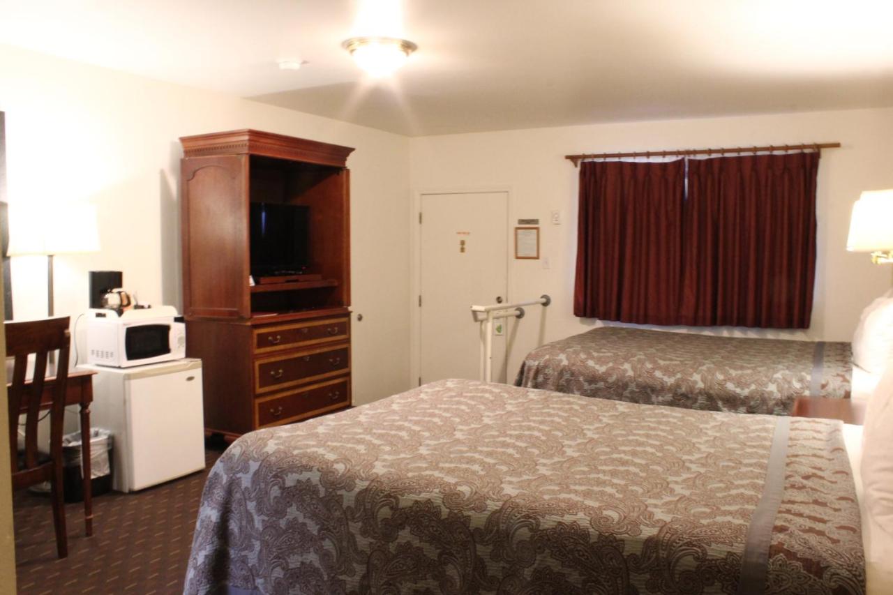 Deluxe Queen Room with Two Queen Beds - No pets