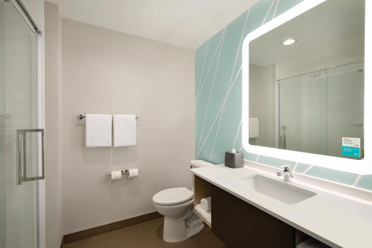 King Room Hearing Accessible with Roll-In Shower